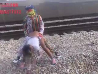 Klloun fucks i ri zonjë në treni tracks