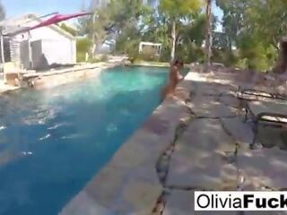 Olivia austin i den basseng
