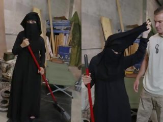סיור של שלל - מוסלמי אישה sweeping ריצפה מקבל noticed על ידי מיני aroused אמריקאית soldier