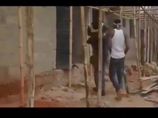 Africain nigerian ghetto blokes gangbang une vierge / partie moi