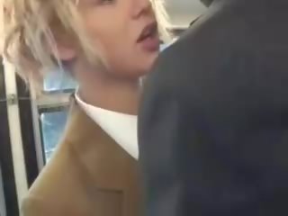 Blondýnka kotě sát asijské kluci člen na the autobus