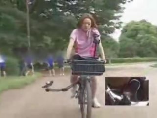 Japonesa filha masturbava enquanto a montar um specially modified porcas filme bike!