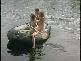 Tre i madh vajzat lakuriq vajzat në the xhungël në varkë për peter gjueti