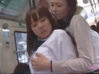 Giovane femmina ottenere suo tette e culo strofinato abbracciando capezzoli succhiato su il autobus