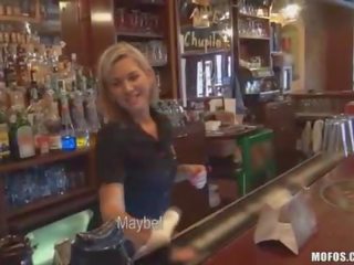 Bartender suger pikk bak counter